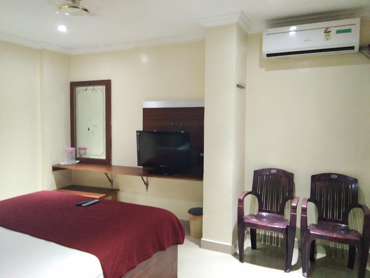 Hotel Adarsh Residency ティルパティ エクステリア 写真