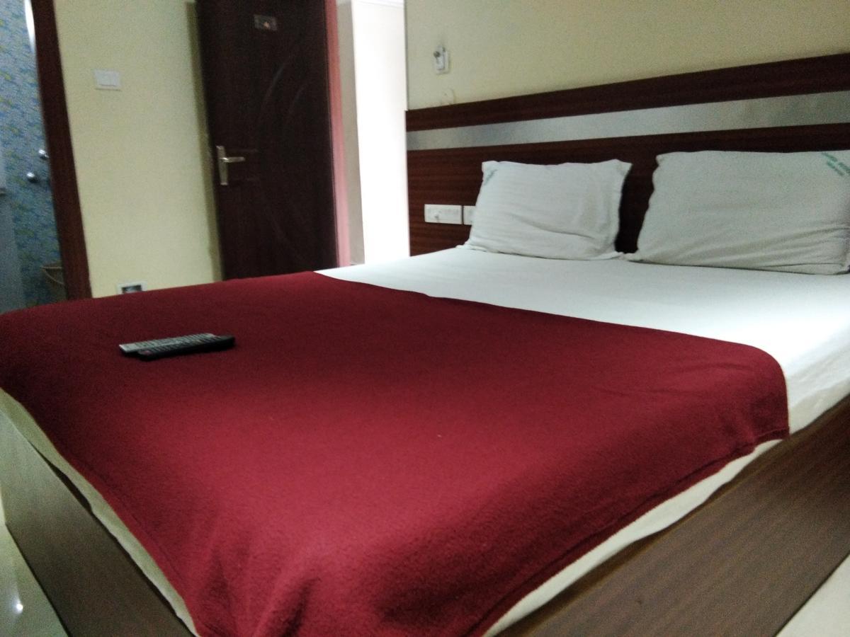 Hotel Adarsh Residency ティルパティ エクステリア 写真